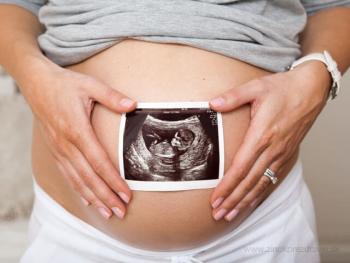 tehotná žena s obrázkom ultrazvuku na bruchu a text zinokprezdravie.sk