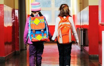 deti kráčajúce po školskej chodbe a text o lieku zinkorot