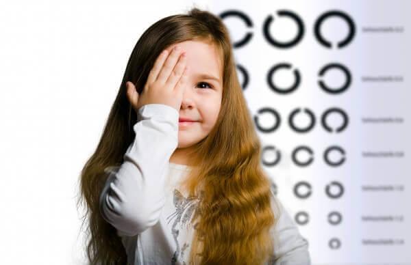 Dieťa s poruchou zraku u očného lekára, Zhoršenie, poruchy zraku a nedostatok zinku.Zinok v jedle a strave.